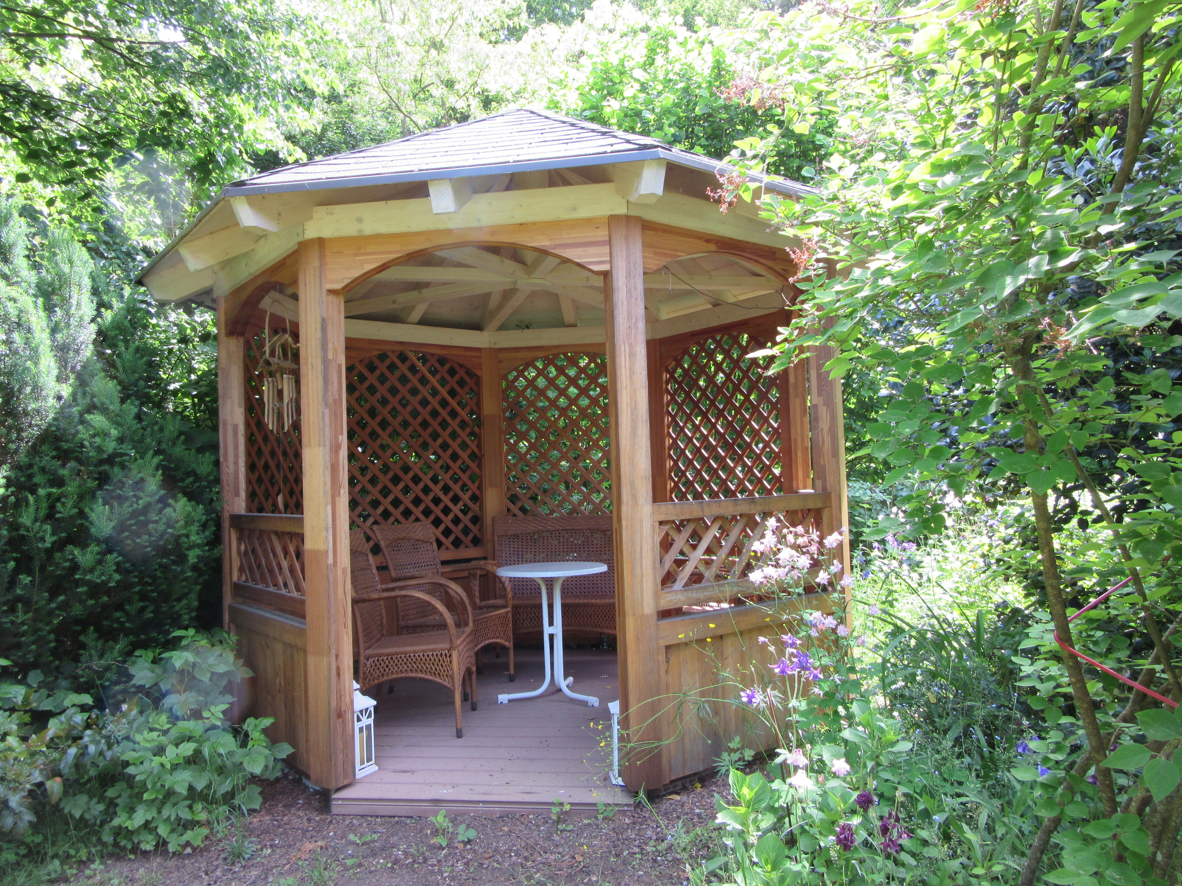 Pavillon im Garten der Waldpension